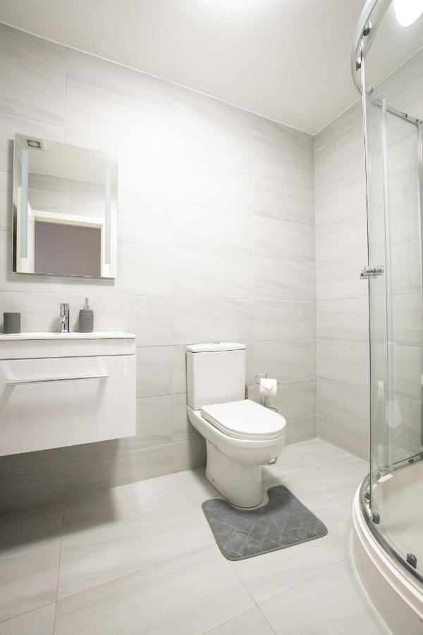 Apartments: Location With Parking *